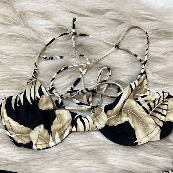 Brand new volcom bikini - Picture 2 of 6